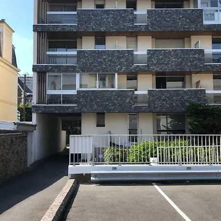 Le Courtoisville Апартаменты *